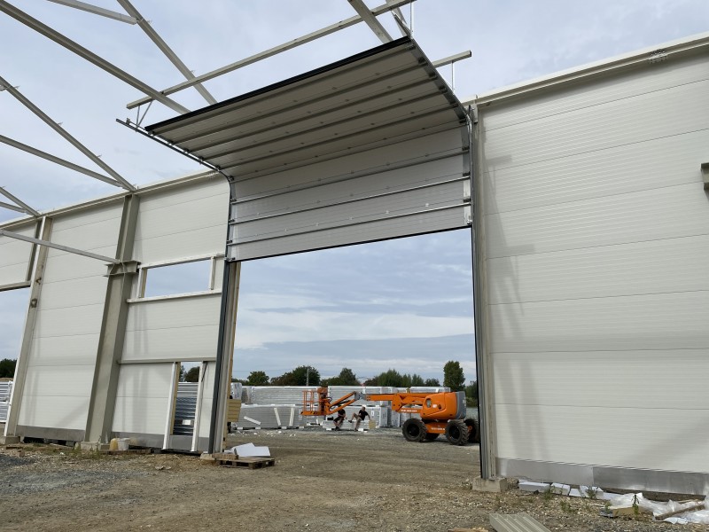 DITEC iparikapu 7000x5300mm-es emelt vasalatú ipari kapu kivitelezésünk Szombathelyen.